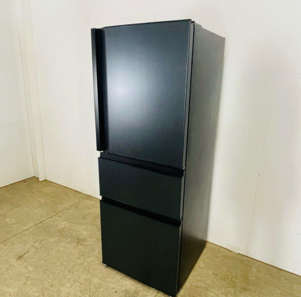 使用期間半年　TOSHIBAブラック 3ドア冷蔵庫（326L) 使用期間半年 TOSHIBAブラック 3ドア冷蔵庫（326L) TOSHIBA 326L